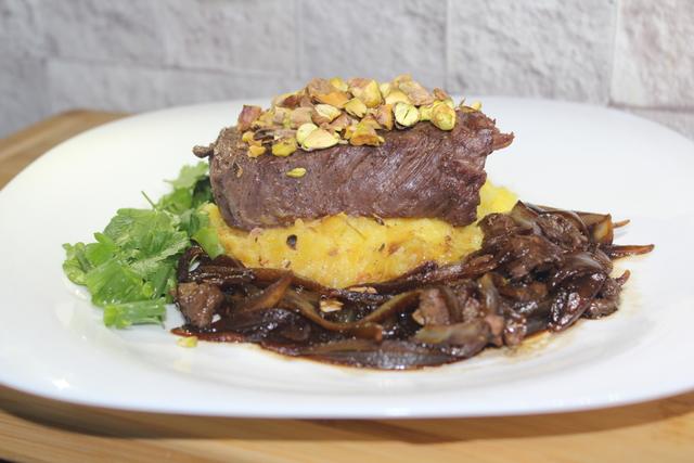 Filé mignon com purê de mandioquinha, cebola caramelizada no shoyu e pistache (Créditos: TudoGostoso)