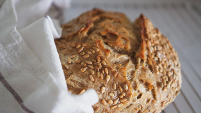 Truque da minha vovó: dica caseira que mudou completamente a forma como eu guardo meu pão