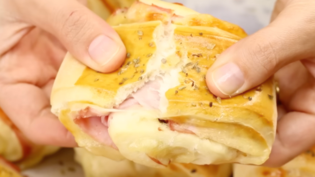 O melhor salgado assado que você vai aprender é esse joelho de queijo com presunto, fácil e delicioso!