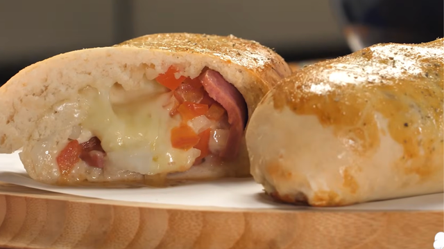 Pão de pizza caseiro melhor que o da padaria: o lanche de forno fácil, fofinho e com muito recheio