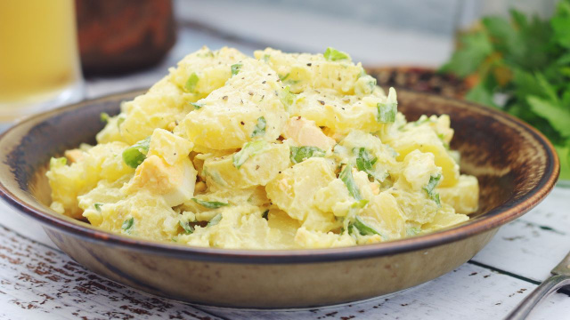 A receita fácil e tradicional que não pode faltar no almoço de domingo: salada de batata com maionese caseira