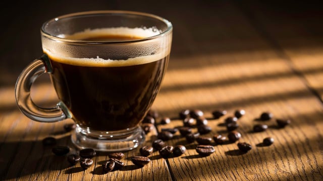 Entenda como a cafeína afeta o seu sono (Créditos: Canva)