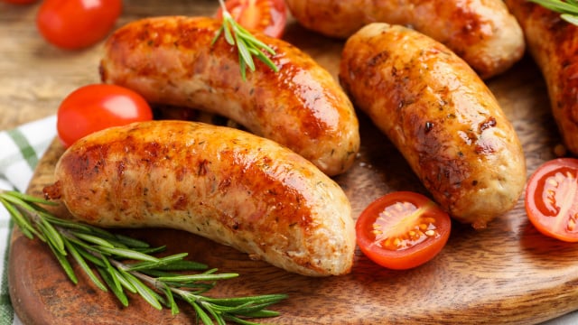 Pare de fritar as linguiças: elas ficam mais suculentas e crocantes se você fizer do jeito que os açougueiros recomendam