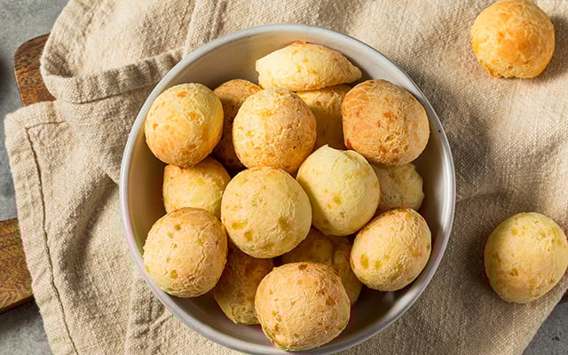 Testei uma receita de pão de queijo que lembra muito o de padaria, só que ainda mais gostoso