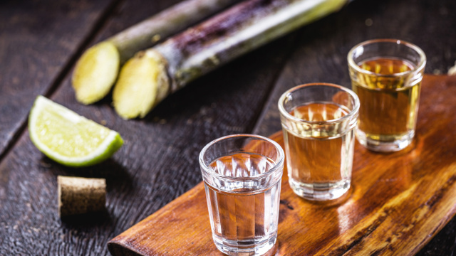 Dia da Cachaça: 6 receitas doces e salgadas feitas com a bebida brasileira