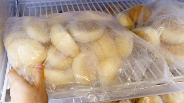 Congelar pão pode ser uma alternativa de armazenamento nos dias quentes (Créditos: Shutterstock)