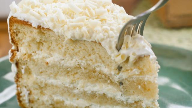 O bolo de leite Ninho conquista com a sua cremosidade e a massa fofinha (Créditos: TudoGostoso)