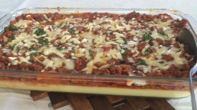 Polenta cremosa com carne moída é minha comida de conforto no frio e essa receita do TudoGostoso lembra a que minha avó preparava