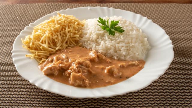 Como fazer strogonoff no micro-ondas? Receita prática e deliciosa fica pronta em 10 minutos