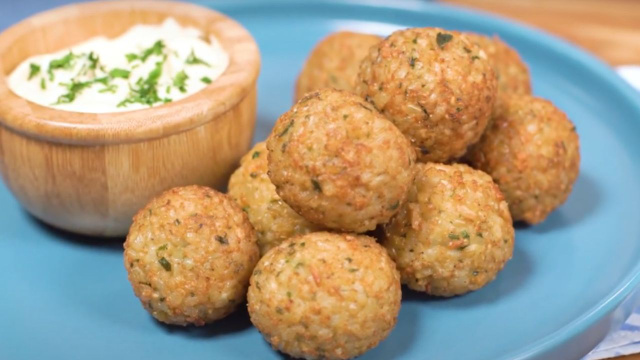 Para ter um bolinho de arroz redondinho igual de restaurante, você deve seguir essa receita