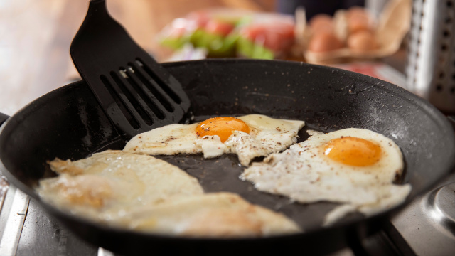 Por que é recomendado colocar vinagre na frigideira ao fritar ovos e qual é o propósito disso?