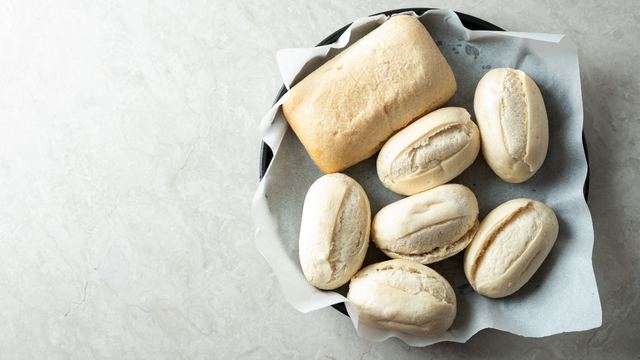 Comer pão congelado e descongelado pode ser um problema: entenda motivos e aprenda como armazenar o alimento de forma segura