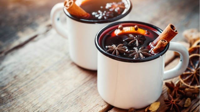 Xícaras de quentão de vinho com canela, cravos e frutas em rodelas (Créditos: TudoGostoso)