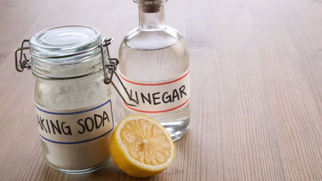 Misturar bicarbonato de sódio, vinagre e suco de limão em um copo: por que é recomendado e para que serve