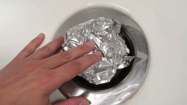 Papel alumínio no ralo do banheiro é a solução simples para…