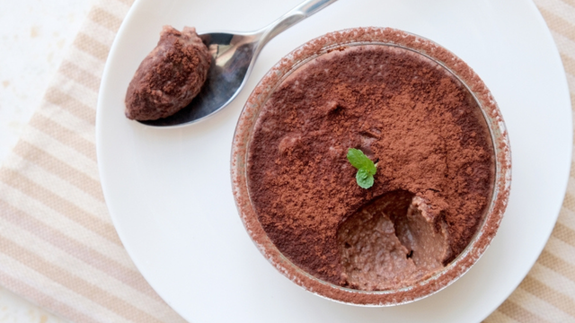 Mousse de chocolate brilhante e cremosa fit: o segredo da receita está em um ingrediente inesperado