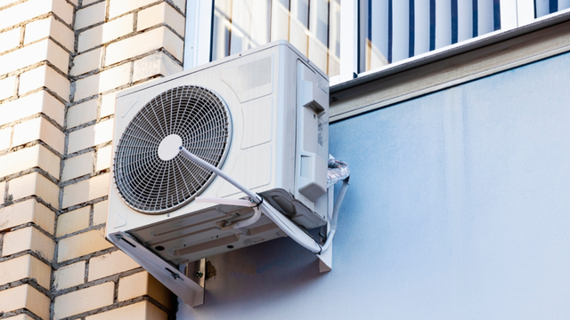 Sem ar-condicionado no verão é impossível: o que fazer se o seu condomínio proíbe instalação na fachada