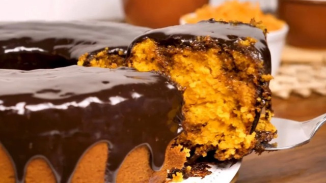 O bolo de cenoura no forno é a opção mais comum de ser feita! (Créditos: Shutterstock)