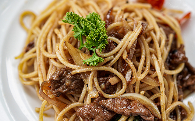 Macarrão na manteiga com isca de carne: receita fácil, saborosa e ideal para o almoço em família