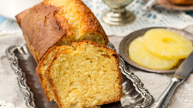 Tem aveia e abacaxi em casa? Misture desse jeito e você terá um bolo fit delicioso para o lanche da tarde