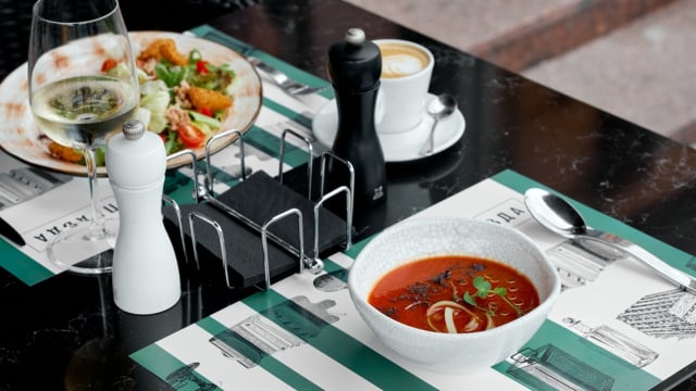 Mesa posta elegante? Estes conjuntos de jantar vão deixar qualquer refeição mais especial