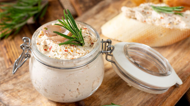 Um simples patê para pão que é uma verdadeira delícia, muito melhor que a versão com linguiça!