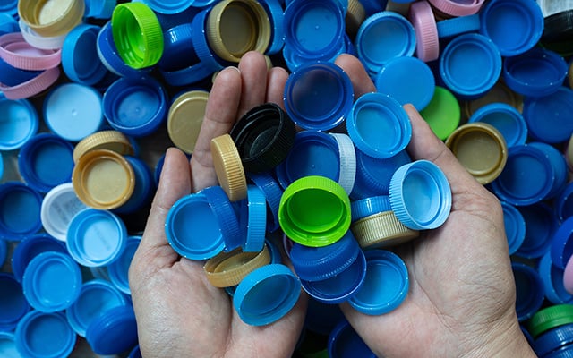 Protejo as tampas de garrafa de plástico como se fossem a menina dos meus olhos: uso-as na cozinha e em casa em 4 truques