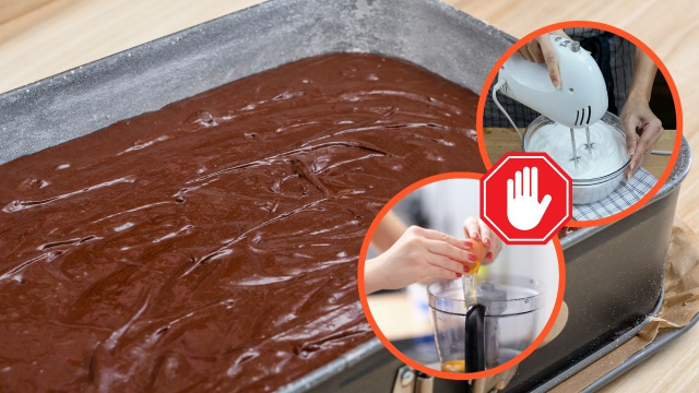 Preparei esse bolo de chocolate direto na assadeira, sem liquidificador, sem tigela, e esse é o resultado