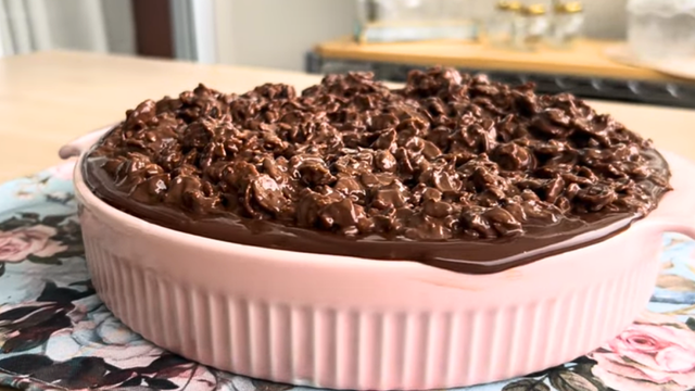 Como fazer um bolo crocante de chocolate? Receita com sucrilhos é deliciosa e a massa fica molhadinha