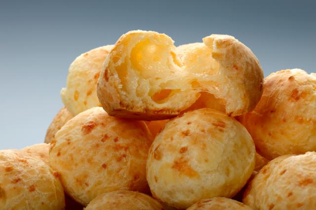 Pão de queijo caseiro com 4 ingredientes: é só misturar e levar ao forno; receita fácil e yummmm que delícia!