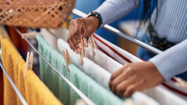 Organize sua lavanderia com este varal de chão de 3 andares em oferta pela metade do preço