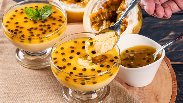 Mousse de Maracujá: 4 acessórios para servir a sobremesa em dias quentes