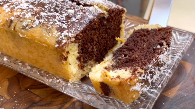 Sem leite, sem ovo e sem banana: bolo de chocolate mesclado é delicioso, molhadinho e a receita é muito fácil