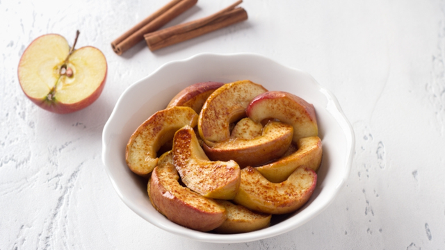 Por que a maçã cozida é considerada um remédio natural? Esses 5 benefícios vão te surpreender