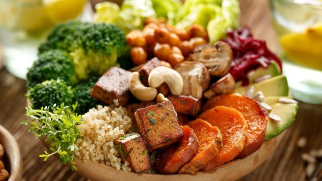 Veganismo é saudável? Novo estudo da USP mostra a verdade sobre as dietas veganas e o consumo de ultraprocessados!