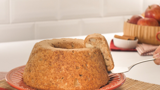 Esse bolo aromático de maçã vai impressionar todo mundo e fica pronto rapidinho (Créditos: TudoGostoso) 