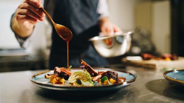 A chef gosta de participar do funcionamento do restaurante e ajuda na organização (Créditos: Magnific)