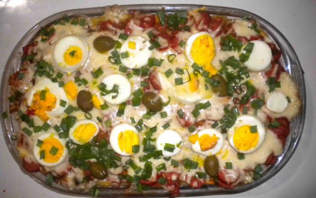 Esse espaguete combina diversos ingredientes deliciosos, como frango, salsichas, presunto e queijo (Créditos: Addison Viana/TudoGostoso)