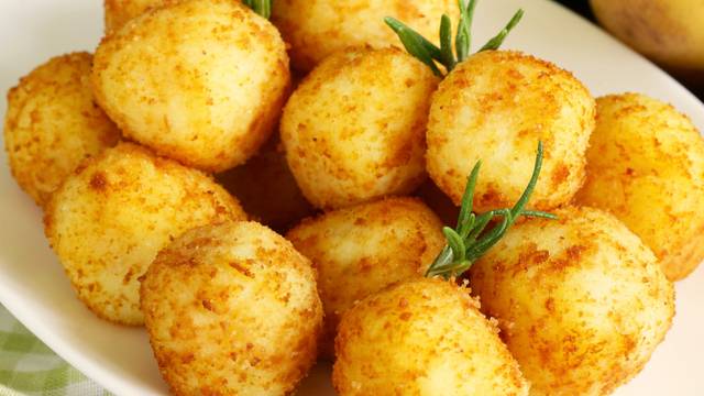 Aqui está a receita de bolinho frito de mandioca sem fritura, o melhor petisco que eu faço na airfryer