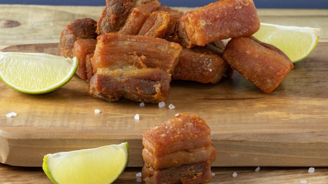 Sirva com rodelas de limão para realçar ainda mais o sabor (Créditos: Shutterstock)