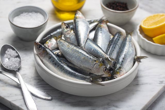 Sardinha na panela de pressão fica mais gostosa que a versão em lata e é perfeita para um almoço rápido e nutritivo!