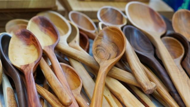 O truque simples e eficaz para manter as colheres de madeira limpas e com aparência de novas por mais tempo