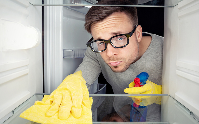 Pouca gente sabe, mas é assim que você deve limpar a geladeira para não estragar o revestimento interno