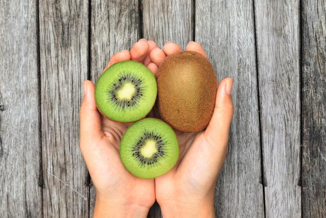 Você conhece esse truque para amadurecer kiwis mais rapidamente?