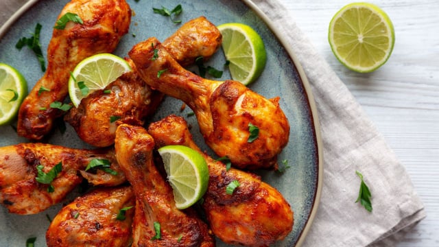 Frango ao alho pode ser servido com diversos acompanhamentos, como arroz branco, purê, salada ou legumes salteados (Créditos: Shutterstock)