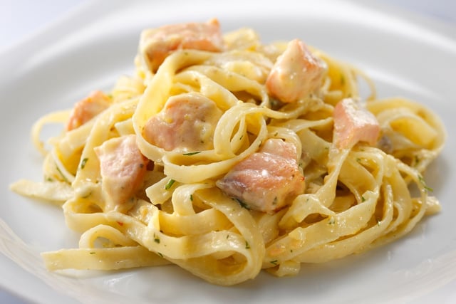 O macarrão cremoso com salmão da minha sogra é o prato favorito da nossa família