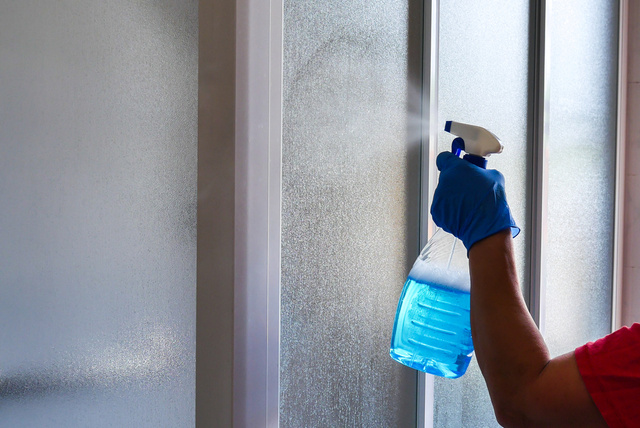 Nunca mais sofra na faxina: o jeito mais fácil (e rápido!) de limpar o box de vidro do banheiro e tirar manchas de sabão