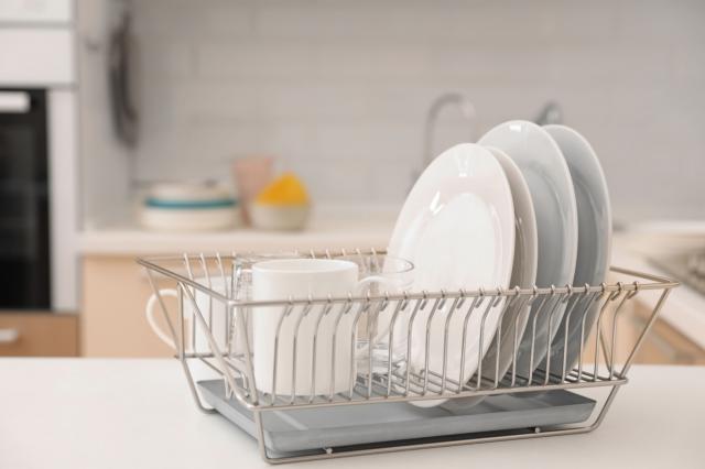 Deixe a sua cozinha brilhando: veja como manter o escorredor de pratos limpo!