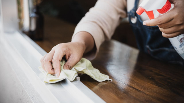 Diga adeus às janelas imundas: dica inacreditável limpa os trilhos em segundos