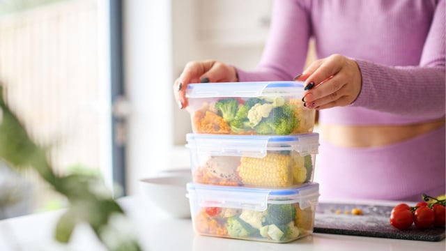 O que acontece se você congelar comida ainda quente? Entenda sobre sabor, nutrientes e segurança alimentar